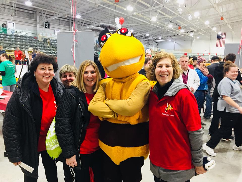 Stinger poses with the SUNY Broome team at the #bingheartwalk