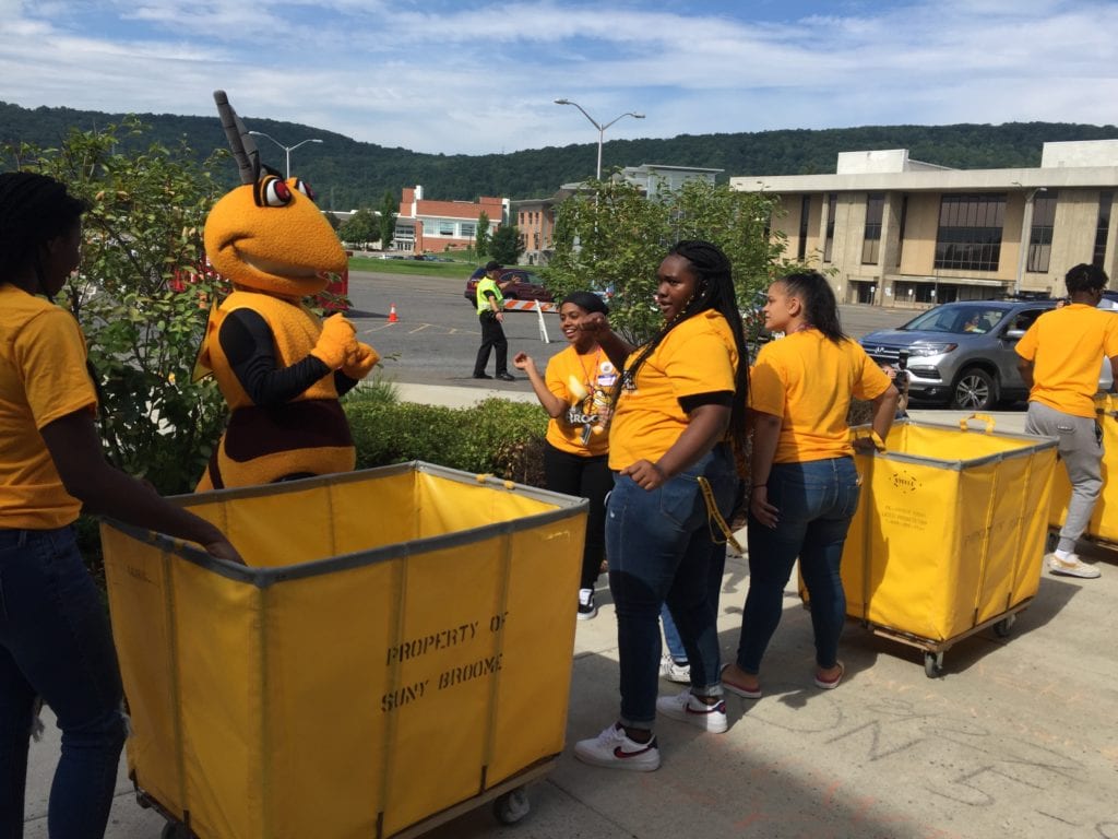 Stinger hangs out with Move-In Day volunteers