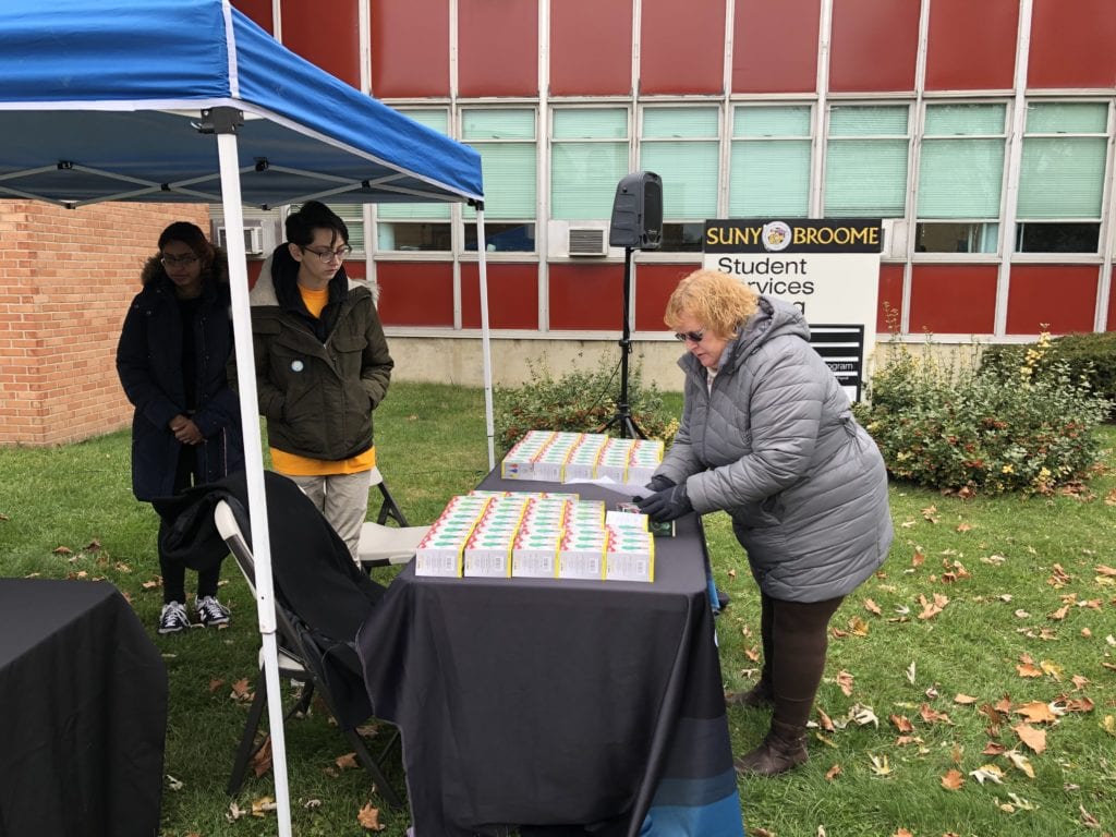 Student Activities distributed green lightbulbs during Veterans Day 2019