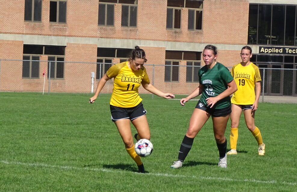 Soccer: Women Split Weekend’s Games