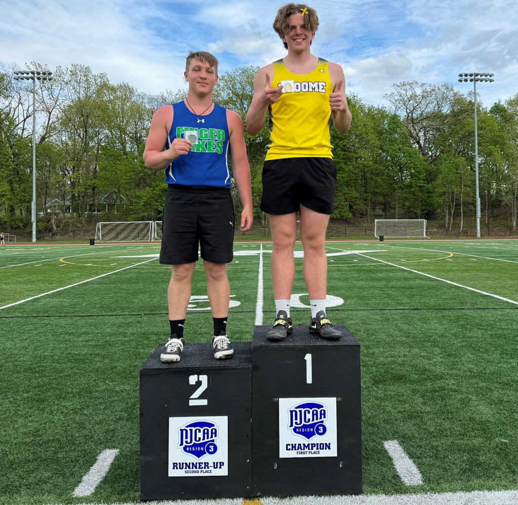 Connor Vredenburgh takes first place in the discus